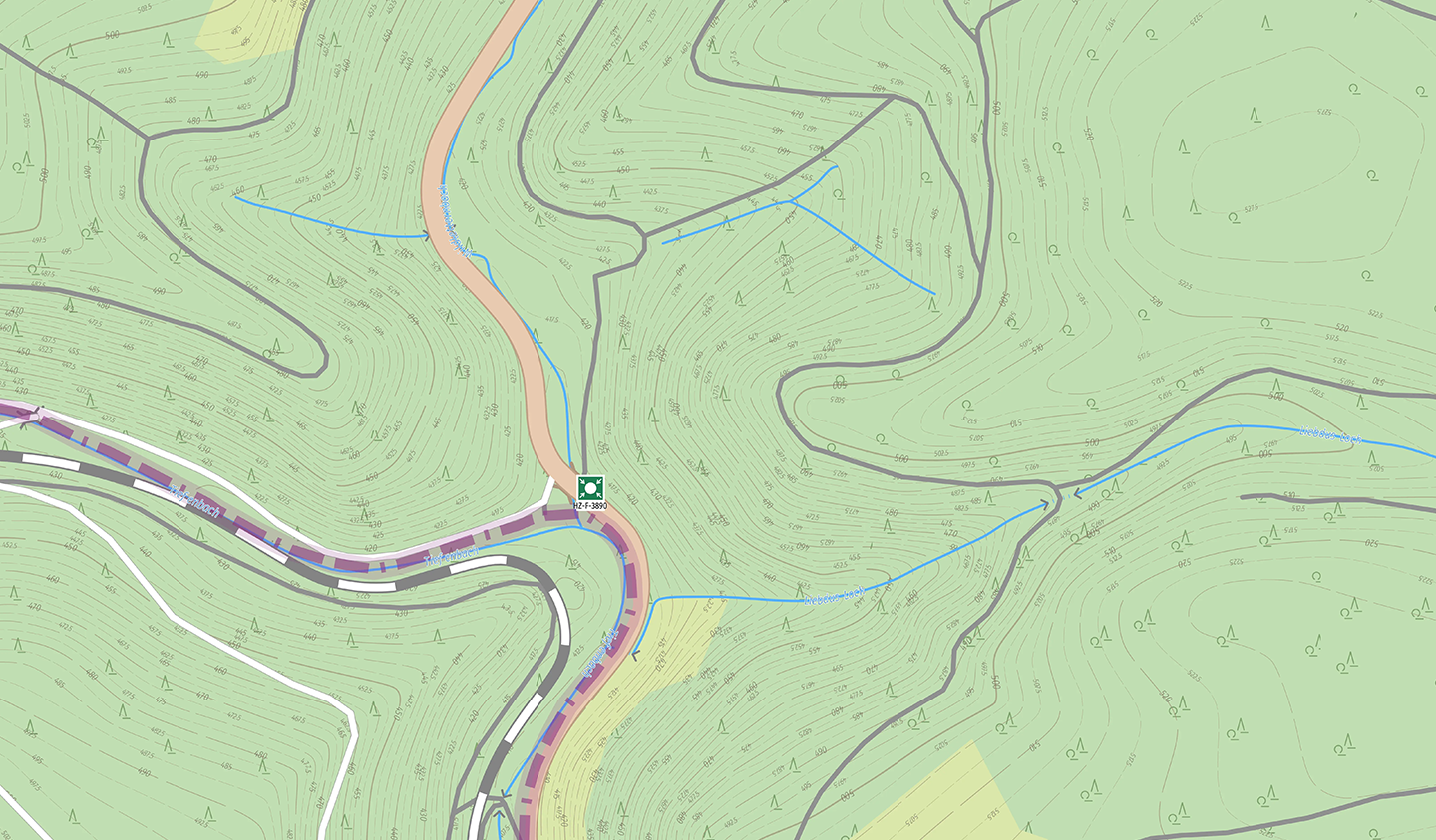 Topografische Karte mit Höhenlinien, Flüssen und Straßen, Darstellung eines waldreichen Gebiets.