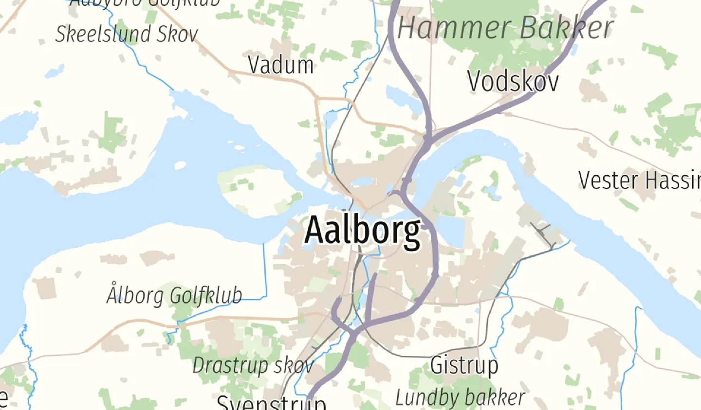 Stadtkarte von Aalborg, Dänemark, mit hervorgehobenen Straßen, Flüssen und umliegenden Gebieten.