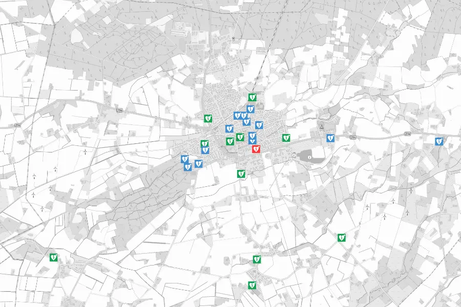 Stadtkarte mit zahlreichen farblich markierten Defibrillator-Standorten im gesamten Gemeindegebiet