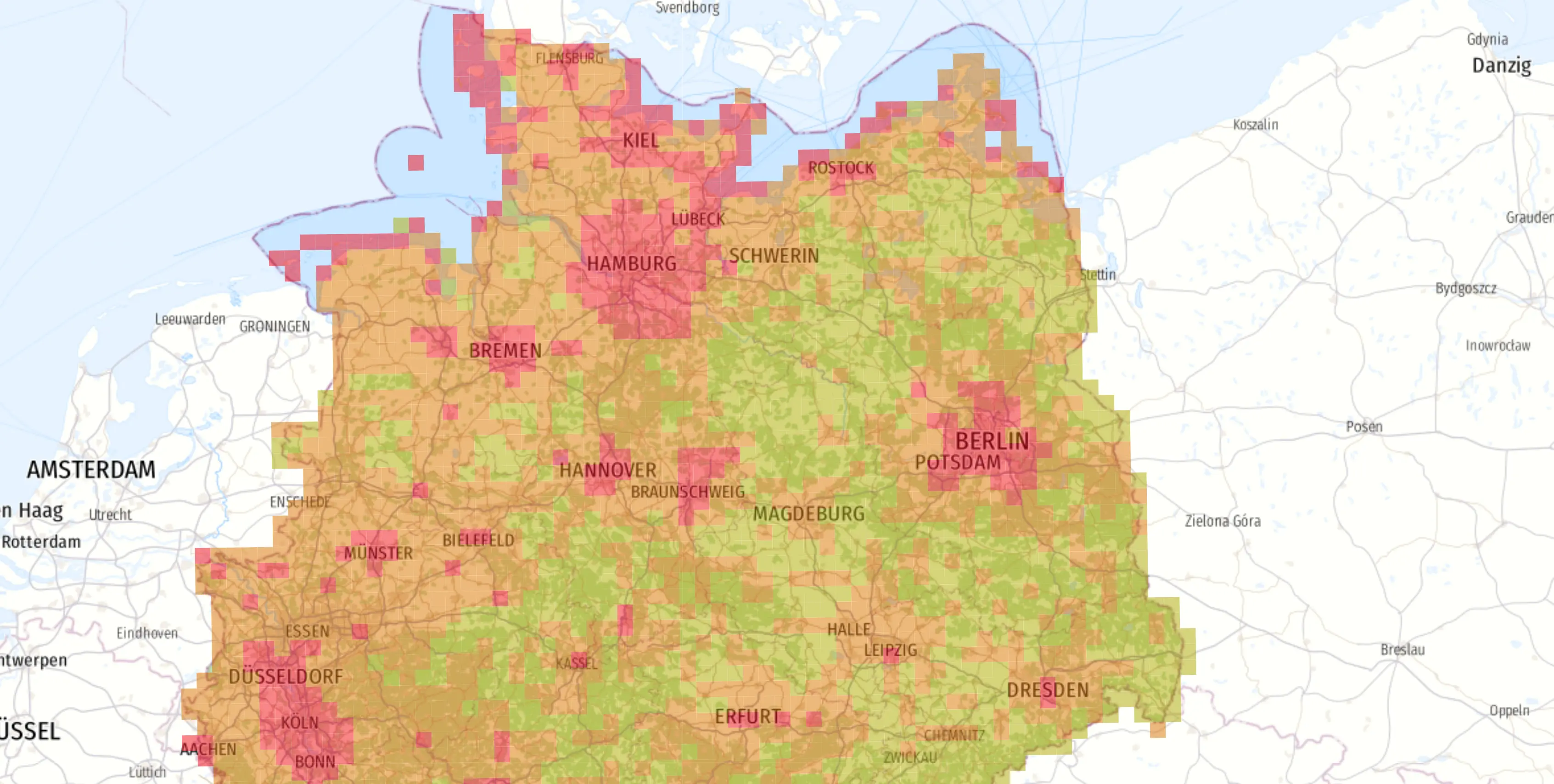 Zensuskarte 2022 zur durchschnittlichen Nettokaltmiete pro Quadratmeter in Deutschland; farbliche Darstellung im 10-km-Gitter mit Quantileinstufung von günstigen (grün) bis teuren (rot) Mietregionen.