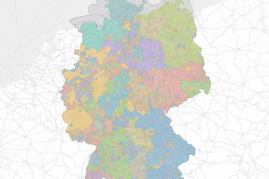 Karte von Deutschland mit farbig dargestellten Netzgebieten der Stromnetzbetreiber auf heller Hintergrundkarte