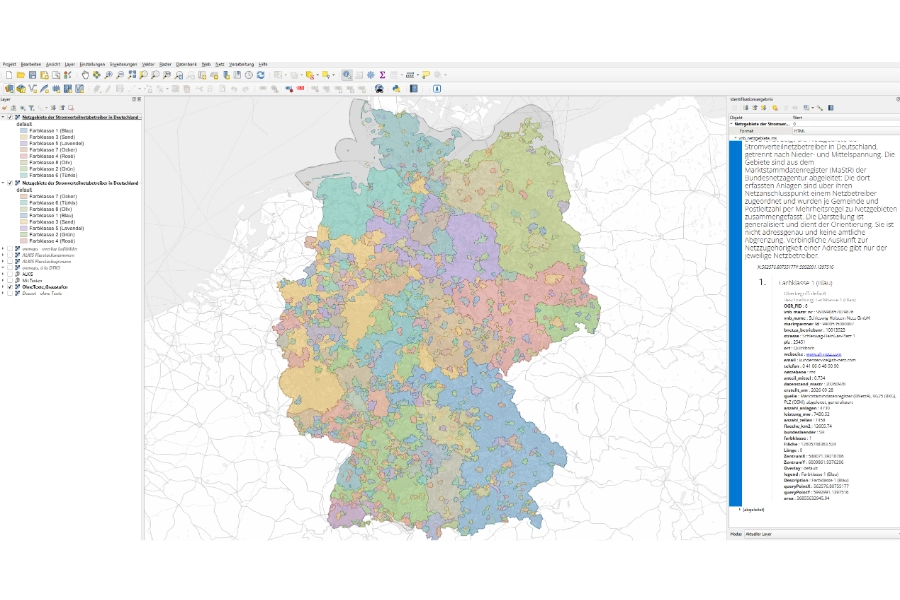 Netzgebiete der Stromnetzbetreiber in QGIS mit Legende der Farbklassen und den Attributen eines Netzbetreibers wie Name, MaStR-Nummer, Kontaktdaten und Kennzahlen