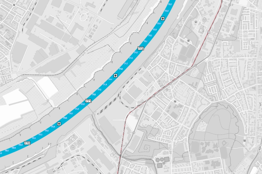 Kilometrierung einer Bundeswasserstraße zwischen Kilometer 770 und 779 im Stadtgebiet mit Autobahnkreuzung